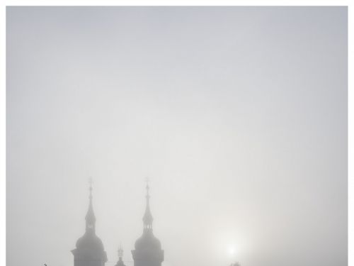 kostel mlha pout